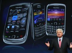 Deretan Ponsel BB Jadul Terpopuler, Kamu Pakai yang Mana?