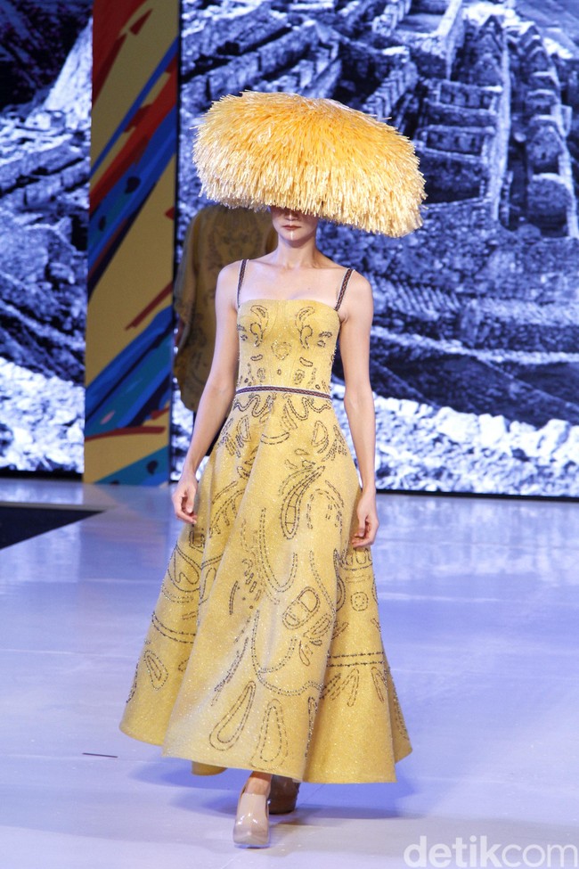 Hian Tjen mempersembahkan rancangan terbarunya pada fashion show hari pertama di Fashion Nation 2019, Senayan City, Senayan City, Jakarta, Jumat, [15/03/2019]. Foto: Mohammad Abduh/Wolipop