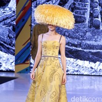 Hian Tjen mempersembahkan rancangan terbarunya pada fashion show hari pertama di Fashion Nation 2019, Senayan City, Senayan City, Jakarta, Jumat, [15/03/2019]. Foto: Mohammad Abduh/Wolipop