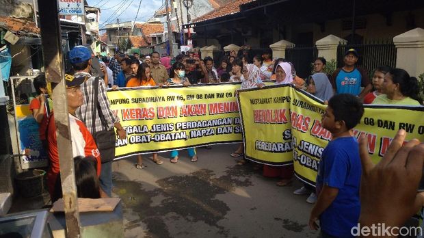 Resah Penjualan Obat Keras, Warga Datangi Rumah Residivis di Cirebon