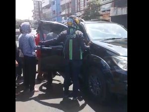 Tak Mau Diderek, Sopir Fortuner Kabur dan Tabrak 2 Mobil Lain