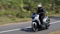 Motor ini juga dilengkapi fitur-fitur modern, seperti Electric Power Socket untuk pengisian daya baterai smartphone, Smart Key System (SKS) pada Lexi S ABS dan ABS, yang merupakan sitem kunci motor tanpa anak kunci, full digital speedometer yang informatif, sub-tank suspension (S ABS dan S), hingga  teknologi Anti-lock Braking System (ABS) yang bisa mencegah roda mengunci. Foto: Rangga Rahadiansyah/detikcom
