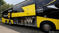 Bagian penyimpanan barang di bus ini pun cukup besar.