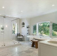 Kamar mandi berlantai marmer dengan fitur seperti area shower dan bathtub. Foto: dok. Alba Realty