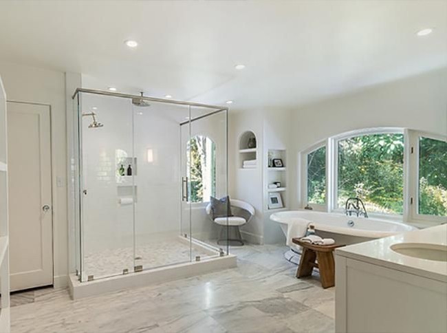 Kamar mandi berlantai marmer dengan fitur seperti area shower dan bathtub. Foto: dok. Alba Realty