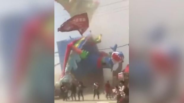 Angin pusar menerbangkan balon wahana bermain anak di China