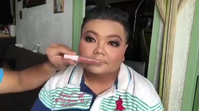 Pria berusia 22 tahun ini kemudian mengajukan diri memberikan perubahan penampilan Effa. Pada video yang telah dilihat 166 ribu lebih di Twitter menunjukkan proses makeup yang dilakukan Isma di wajah Effa. Foto: Screenshot Twitter