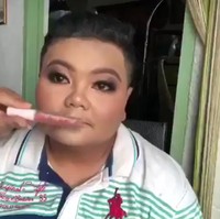 Pria berusia 22 tahun ini kemudian mengajukan diri memberikan perubahan penampilan Effa. Pada video yang telah dilihat 166 ribu lebih di Twitter menunjukkan proses makeup yang dilakukan Isma di wajah Effa. Foto: Screenshot Twitter