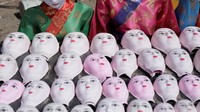 Festival Qingming tak hanya dirayakan di China. Negara-negara seperti Vietnam, Korea Selatan, dan Jepang (Pulau Ryukyu) juga merayakan festival ini. Bahkan mereka memperingatinya sebagai hari libur nasional.