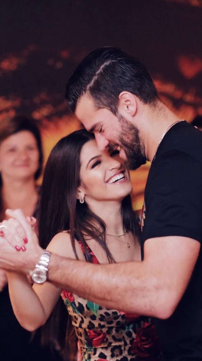 Inilah Natalia Loewe Becker, istri kiper Liverpool Alisson Becker. Natalia kerap mengunggah foto kemesraannya dengan sang suami yang sejak Piala Dunia 2018 kemarin mendapat julukan simbol seksualitas Brazil karena banyak digilai wanita. Sosok Alisson pun sempat viral karena ketampanannya yang mirip aktor Chris Hemsworth. Foto: Instagram @ natalialbecker