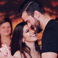 Inilah Natalia Loewe Becker, istri kiper Liverpool Alisson Becker. Natalia kerap mengunggah foto kemesraannya dengan sang suami yang sejak Piala Dunia 2018 kemarin mendapat julukan simbol seksualitas Brazil karena banyak digilai wanita. Sosok Alisson pun sempat viral karena ketampanannya yang mirip aktor Chris Hemsworth. Foto: Instagram @ natalialbecker