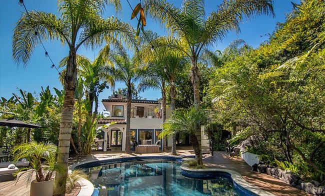 Tidak ketinggalan, sebuah kolam renang bergaya tropis melengkapi rumah ibu tiga anak ini. Foto: dok. Alba Realty