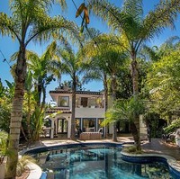 Tidak ketinggalan, sebuah kolam renang bergaya tropis melengkapi rumah ibu tiga anak ini. Foto: dok. Alba Realty