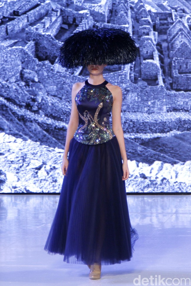 Hian Tjen mempersembahkan rancangan terbarunya pada fashion show hari pertama di Fashion Nation 2019, Senayan City, Senayan City, Jakarta, Jumat, [15/03/2019]. Foto: Mohammad Abduh/Wolipop