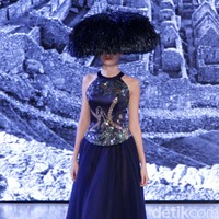 Hian Tjen mempersembahkan rancangan terbarunya pada fashion show hari pertama di Fashion Nation 2019, Senayan City, Senayan City, Jakarta, Jumat, [15/03/2019]. Foto: Mohammad Abduh/Wolipop