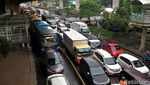Potret Kendaraan Menumpuk di Kolong Tol Cawang Akibat Banjir