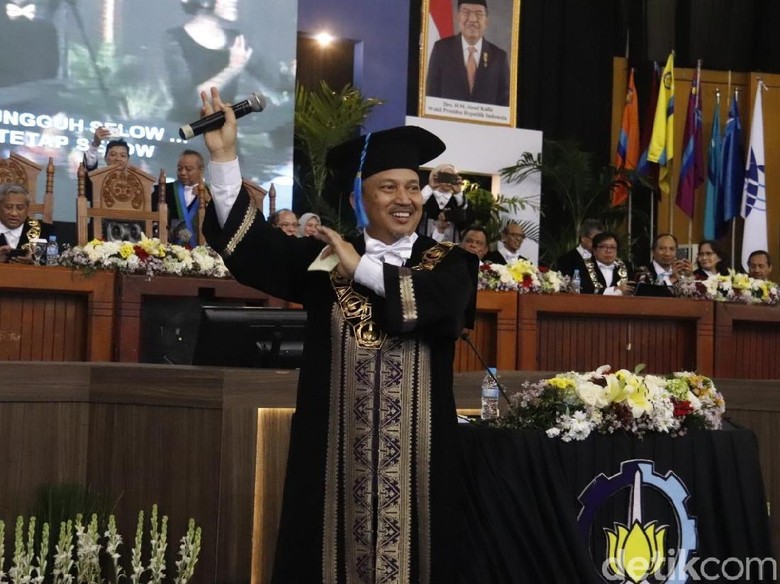 Melihat Rektor ITS Nyanyi Selow Saat Acara Wisuda Melihat Rektor ITS Nyanyi Selow Saat Acara Wisuda