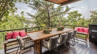 Salah satu ruang makan ini berada di luar ruangan dengan menghadap ke taman. Istimewa/mansionglobal.com.