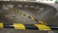 Dibeberapa bagian dipasang garis dilarang melintas.