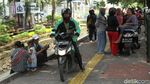 Nggak Kapok! Pemotor Terobos Trotoar Enaknya Diapain Ya?