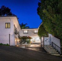 Inilah tampak depan rumah aktris Jessica Alba di kawasan elite Beverly Hills, California, Amerika Serikat. Kelihatannya sederhana, tak ada dekorasi yang mencolok di depan, tapi rumah bergaya Spanyol ini dijual seharga US$ 6,1 juta atau sekitar Rp 85 miliar! Foto: dok. Alba Realty