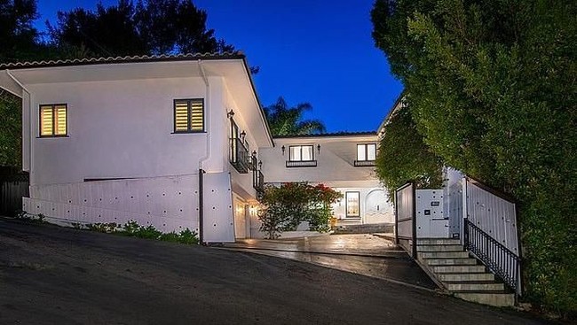 Inilah tampak depan rumah aktris Jessica Alba di kawasan elite Beverly Hills, California, Amerika Serikat. Kelihatannya sederhana, tak ada dekorasi yang mencolok di depan, tapi rumah bergaya Spanyol ini dijual seharga US$ 6,1 juta atau sekitar Rp 85 miliar! Foto: dok. Alba Realty