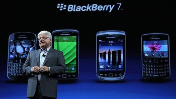 Perlahan-lahan ponsel BlackBerry kehilangan pangsa pasar. Hingga Mike Lazaridis dan Balsillie harus lengser dari posisi CEO. Mereka digantikan sosok asal Jerman, Thorsten Heins yang diharapkan membangkitkan kembali BlackBerry. Foto: Getty Images