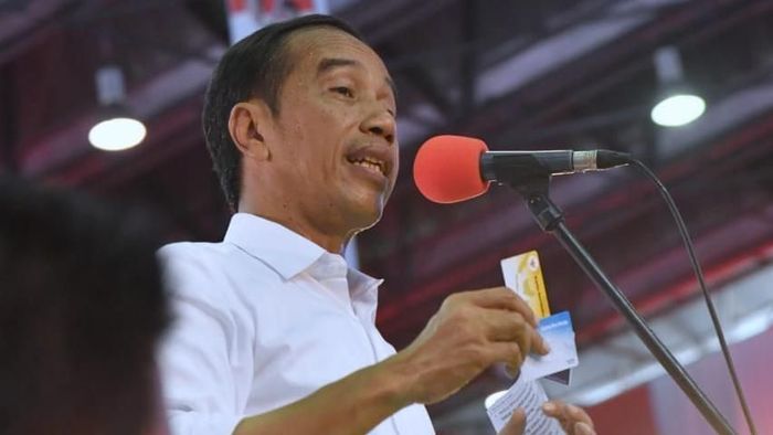Jokowi Capres Jokowi saat memamerkan KIP Kuliah, Kartu Pra-Kerja, dan Kartu Sembako Murah