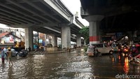 Nampak kendaraan menumpuk di Jalan DI Panjaitan, Jakarta, akibat banjir.