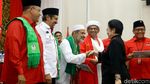 Megawati Salam Metal Usai Kukuhkan Kader Baru PDIP