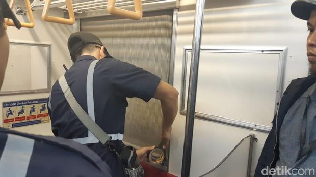 Kaca yang pecah ditutup petugas