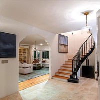 Penampilan area foyer rumah yang sangat lapang. Tampak cat putih mendominasi hampir seluruh ruangan di rumah tersebut. Foto: dok. Alba Realty