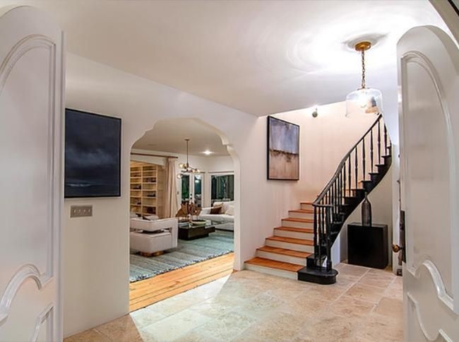 Penampilan area foyer rumah yang sangat lapang. Tampak cat putih mendominasi hampir seluruh ruangan di rumah tersebut. Foto: dok. Alba Realty