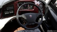 Sementara itu, suspensi udara (air suspension) dan transmisi opticruise (auto manual transmission) juga diklaim Scania lebih aman dan nyaman dipakai berkendara.