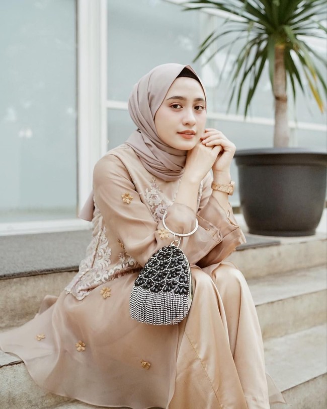 Nama Helmi Nursifa juga cukup populer di media sosial. Hijabers berparas manis ini memiliki 705 ribu followers di Instagram. Ia memiliki gaya khas, yang kerap menuai pujian dari netizen. Foto: Instagram Helmi Nursifa