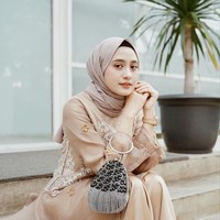 Nama Helmi Nursifa juga cukup populer di media sosial. Hijabers berparas manis ini memiliki 705 ribu followers di Instagram. Ia memiliki gaya khas, yang kerap menuai pujian dari netizen. Foto: Instagram Helmi Nursifa