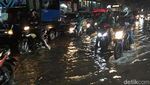 Arus Lalu Lintas Jalan DI Panjaitan Macet Imbas Banjir