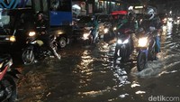 Meski begitu, sejumlah kendaraan harus perlahan saat melintasi genangan banjir agar air tidak mengenai pengendara lainnya.