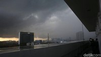 Menurut BMKG, hujan disertai petir dan angin kencang terjadi di wilayah Jakarta.