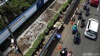 Pemprov DKI Jakarta mulai membenahi pedestrian atau jalur pejalan kaki di Jalan Gatot Subroto, Jakarta, Selasa (2/4/2019).