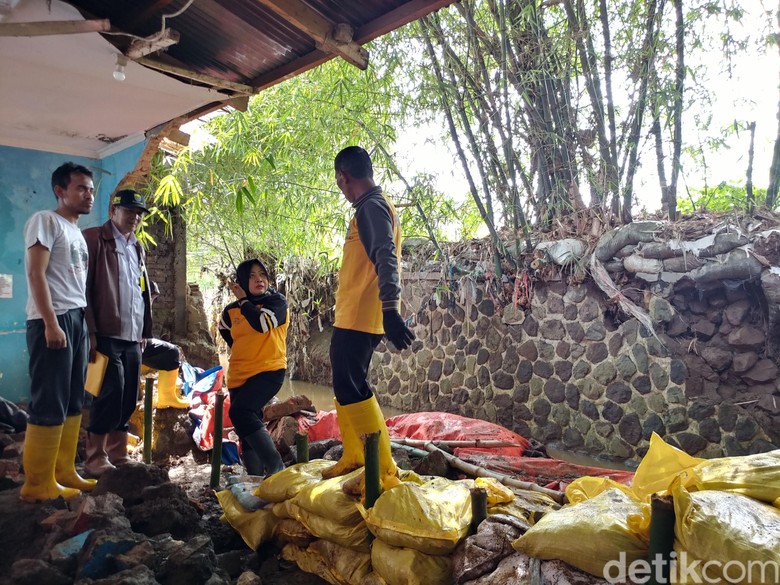 Masuk Musim Hujan, Pemkot Bandung Cek Tanggul Antisipasi Jebol Masuk Musim Hujan, Pemkot Bandung Cek Tanggul Antisipasi Jebol