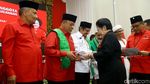 Megawati Salam Metal Usai Kukuhkan Kader Baru PDIP
