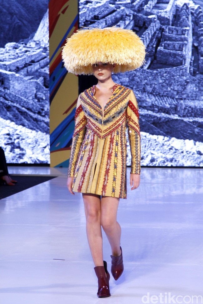 Hian Tjen mempersembahkan rancangan terbarunya pada fashion show hari pertama di Fashion Nation 2019, Senayan City, Senayan City, Jakarta, Jumat, [15/03/2019]. Foto: Mohammad Abduh/Wolipop