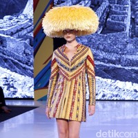 Hian Tjen mempersembahkan rancangan terbarunya pada fashion show hari pertama di Fashion Nation 2019, Senayan City, Senayan City, Jakarta, Jumat, [15/03/2019]. Foto: Mohammad Abduh/Wolipop