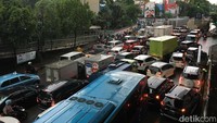 Nampak dua sisi jalan dipenuhi oleh kendaraan yang hendak melintas.