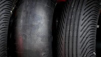 Saat ini ban MotoGP masih disuplai oleh Michelin. Sebelum balapan, semua pebalap rapat dengan timnya untuk menentukan kompon ban yang ditawarkan. Ada beberapa kompon ban yang ditawarkan setiap seri balapan, ada ban untuk lintasan kering, juga ban basah. Pemilihan ban kering maupun basah ditentukan berdasarkan kondisi lintasan balap. Mirco Lazzari/Getty Images.