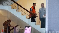 Kenneth naik ke ruang pemeriksaan.