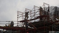 Pekerja melakukan proses pembangunan tol dalam kota ruas Kelapa Gading-Pulogebang.