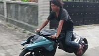Rupanya menunggangi motor mirip batpod ini tak sesulit yang ada di film The Dark Knight. Kalau di film, penunggang harus berposisi hampir telungkup di atas motor. Namun, motor milik Aris ini tak perlu terlalu telungkup untuk menungganginya. Karena posisi stir tak begitu jauh dari dudukan.