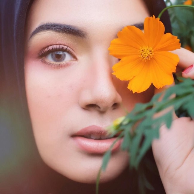 Memulai karirnya sebagai model busana muslim di bawah agensi Lumina, popularitas Bella Tamimi terus menanjak. Ia juga menjadi host traveling di sebuah stasiun TV. Berdarah Arab, Bella Tamimi memiliki gaya hijab yang unik. Foto: Instagram/bellatamimi